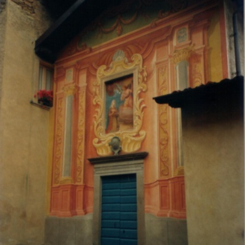 restauro facciata di oratorio affrescata