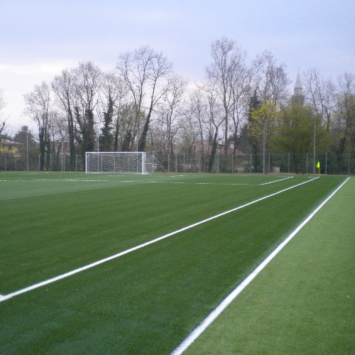 Nuovo campo di calcio in erba sintetica